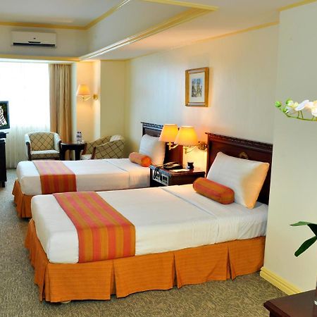 Networld Hotel Spa And Casino Pasay Kültér fotó